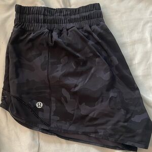 lululemon hotty hot shorts 2.5” size 10
